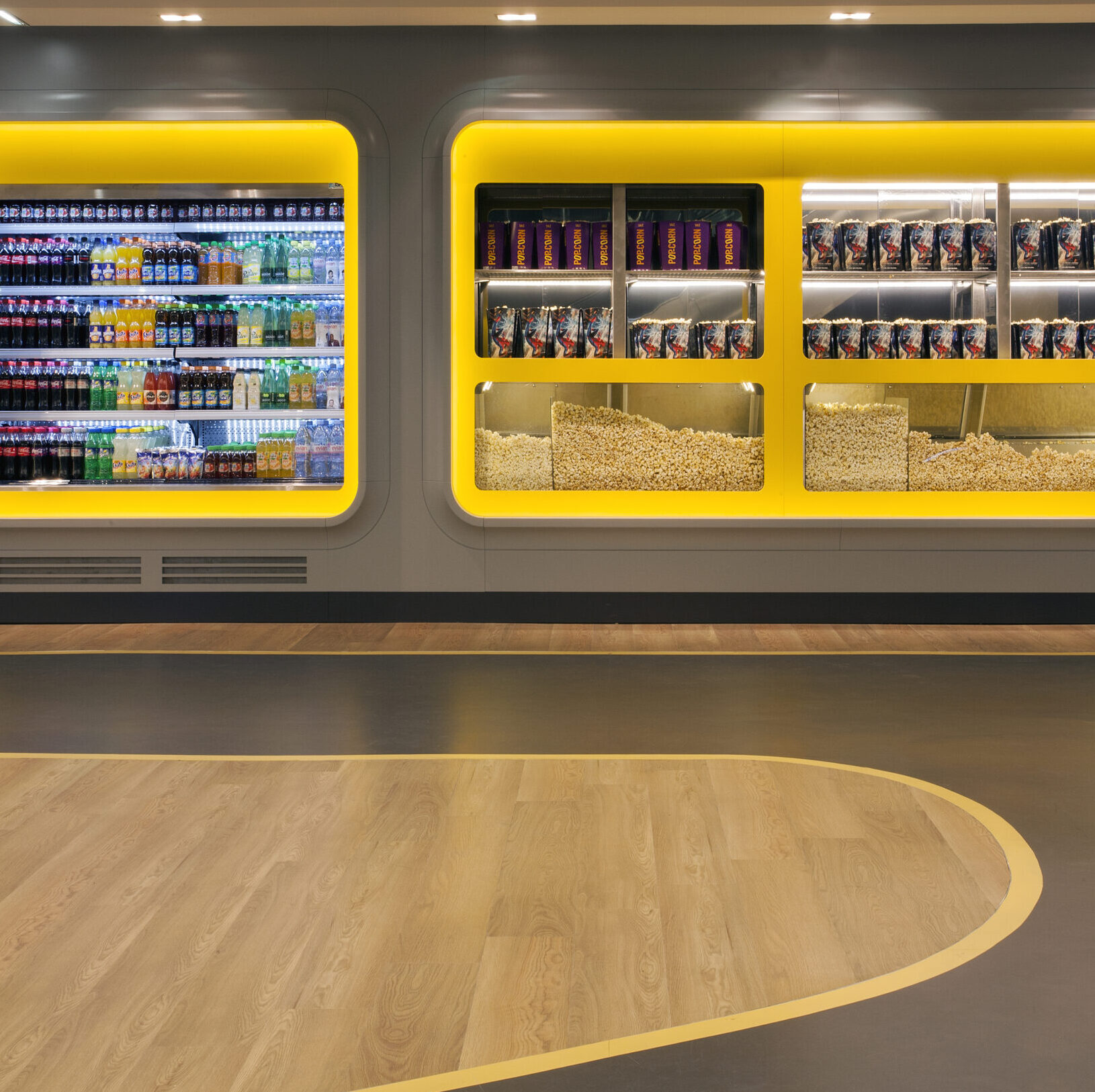 Espace confiserie du cinéma Pathé avec comptoir de pop-corn, distributeurs de boissons en libre-service.