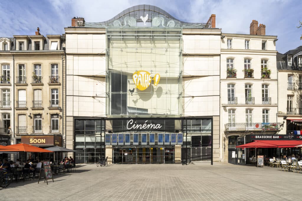 Façade extérieure du cinéma à la lumière du jour avec le logo Pathé apparent.