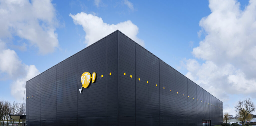 Façade extérieure du cinéma à la lumière du jour avec le logo Pathé apparent.