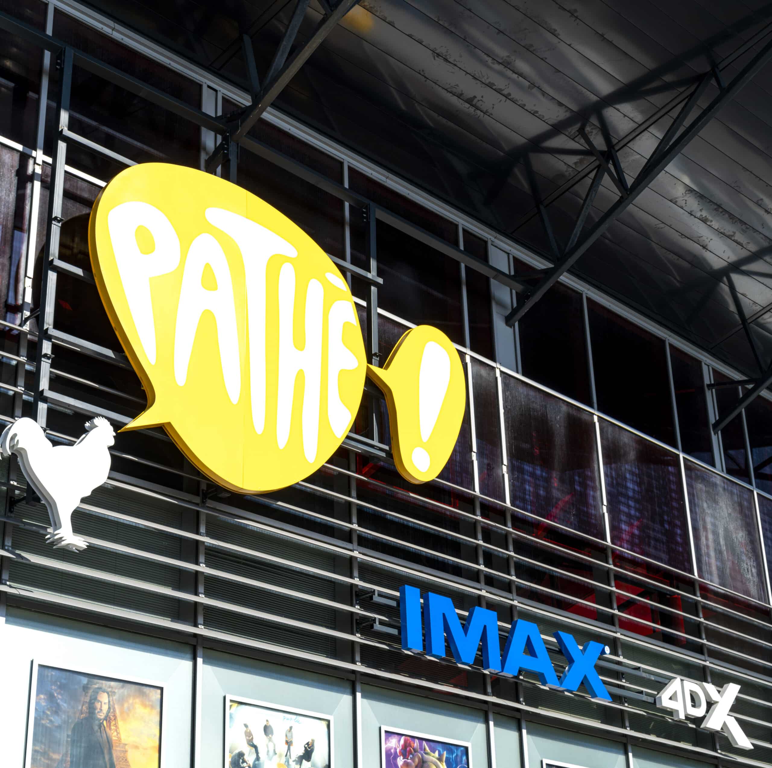 Enseigne extérieure Pathé en jaune avec logos IMAX et 4DX sur une façade moderne vitrée.