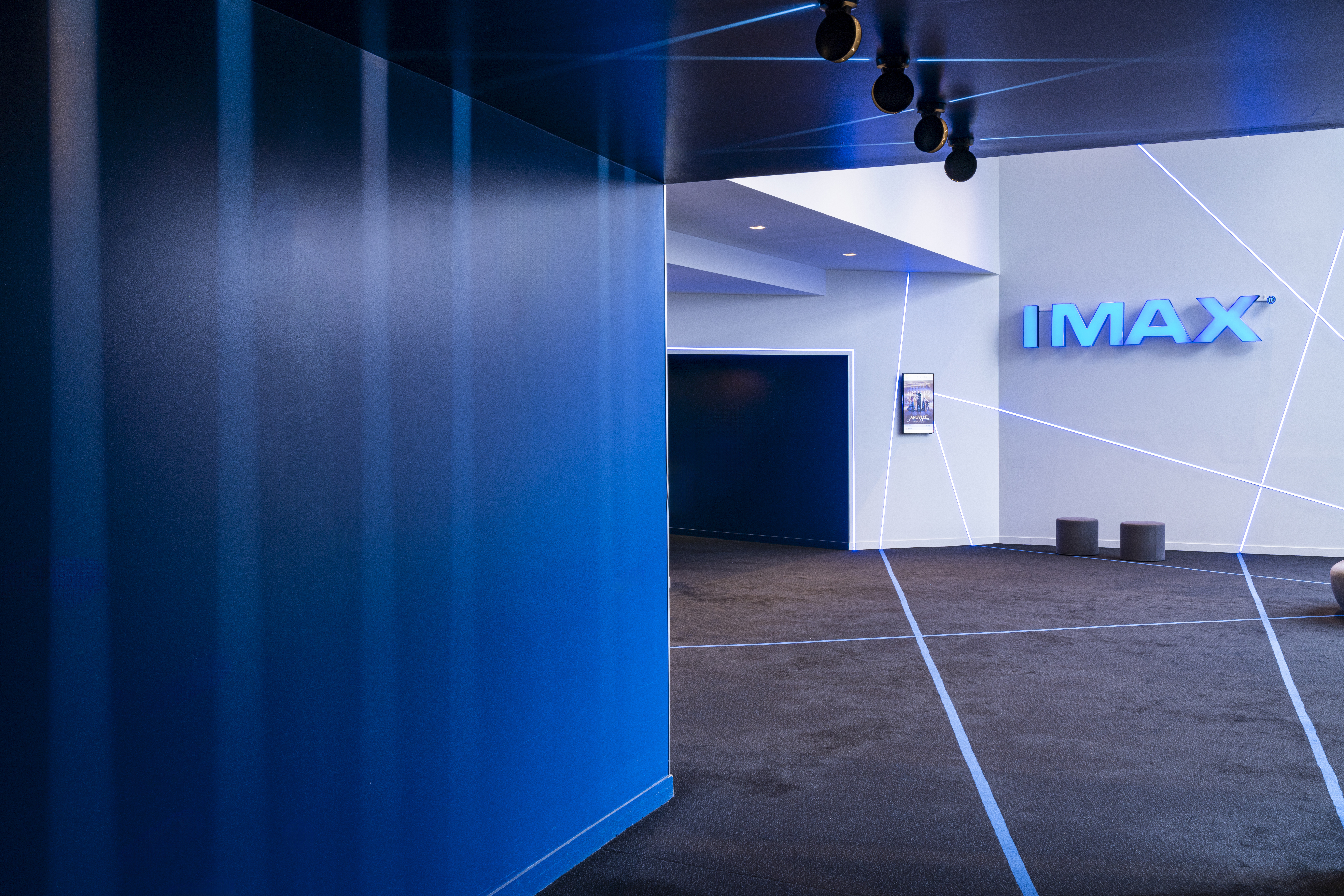 Entrée de salle aux néons bleus, dotées de la technologie IMAX.
