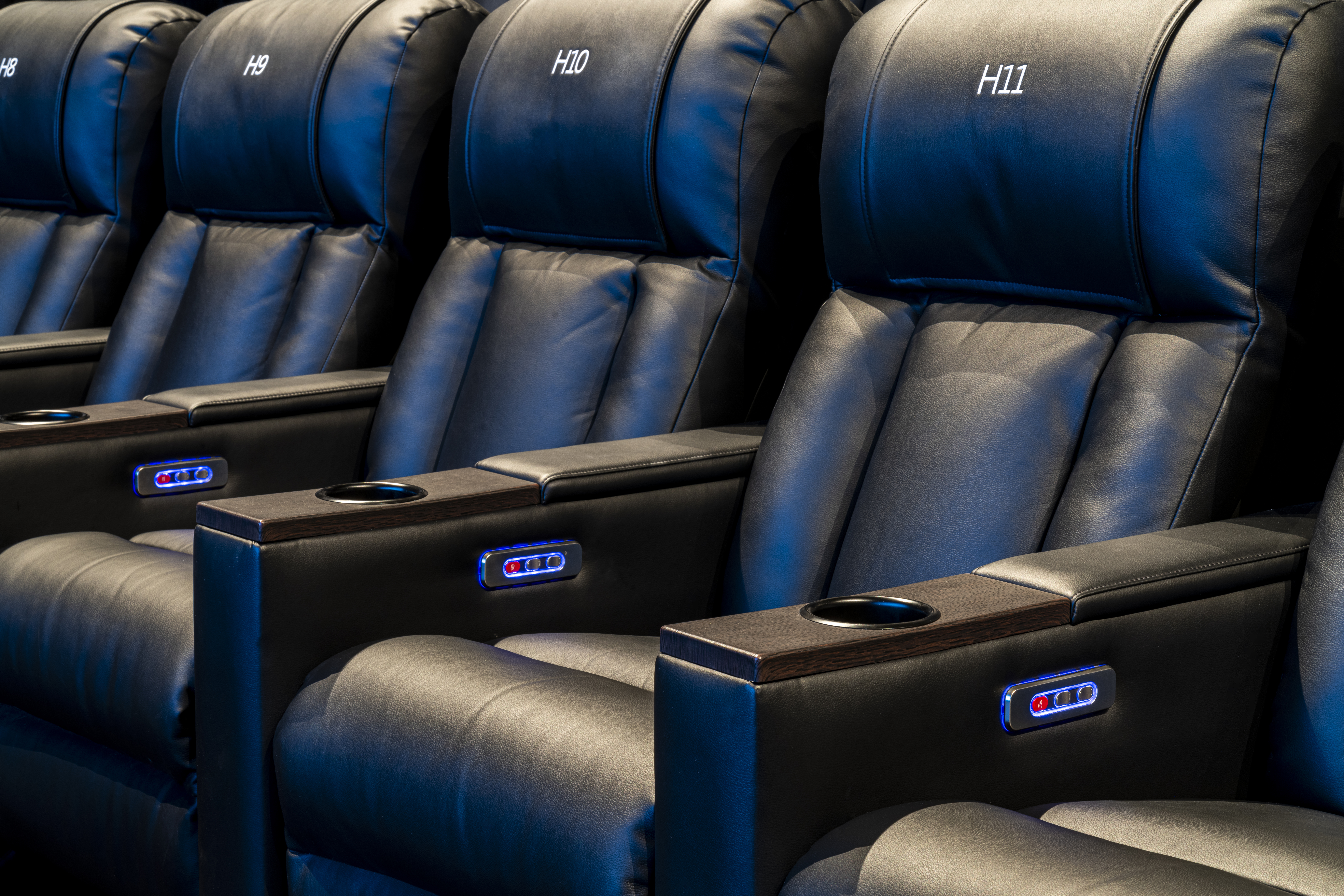 Détail du confort des fauteuils en cuir noir dans les salles de nos cinémas.