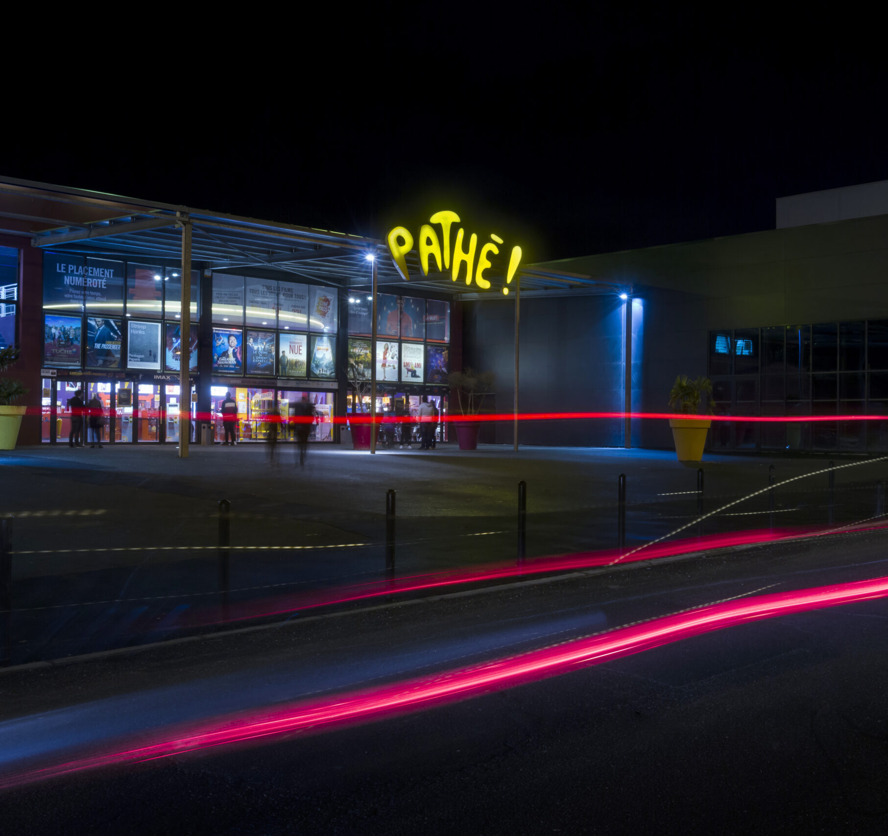 Façade extérieure du cinéma éclairée à la tombée de la nuit.