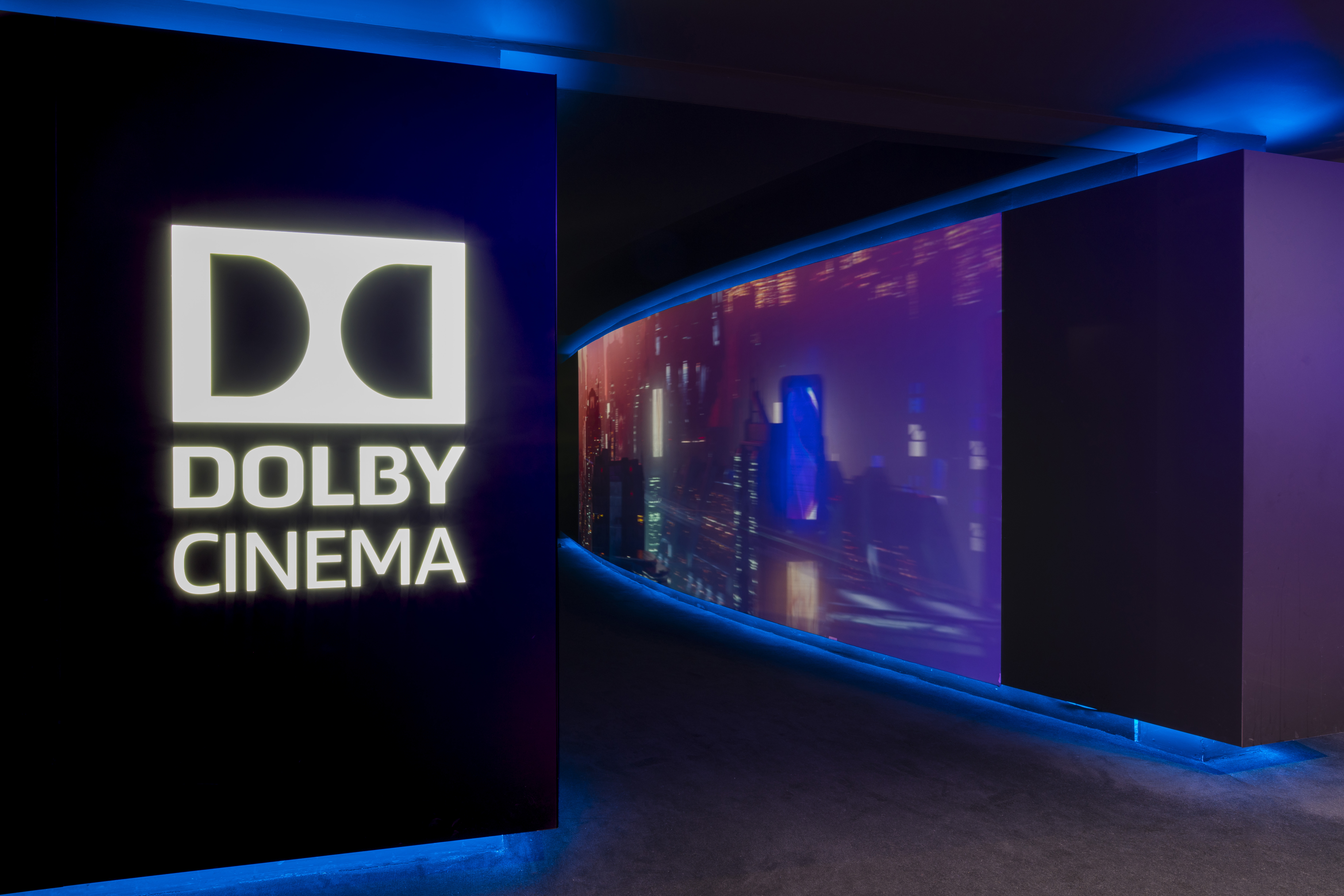 Entrée de salle aux néons bleus, dotées de la technologie Dolby Cinéma.