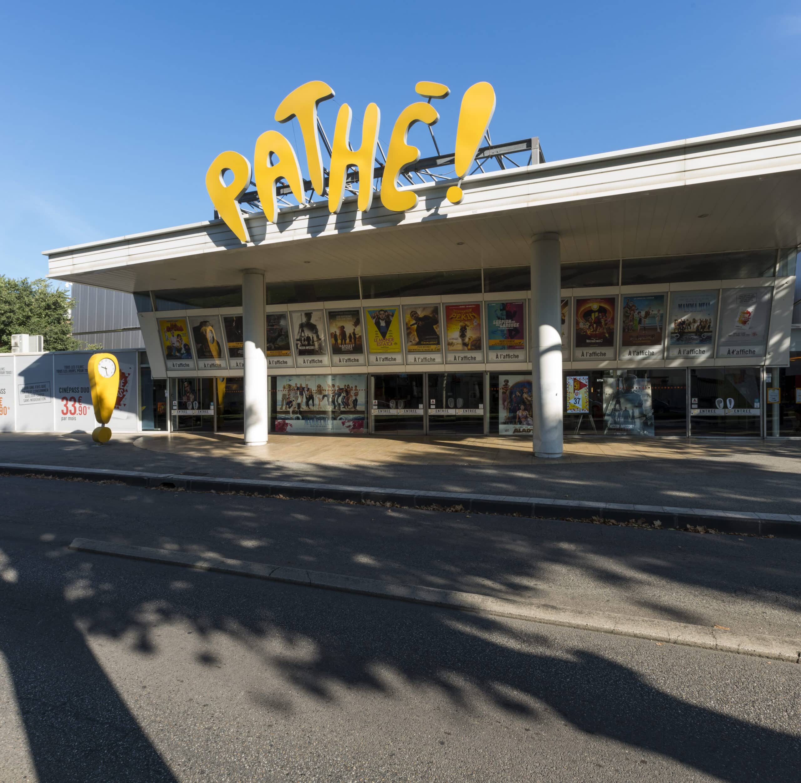 Façade extérieure du cinéma à la lumière du jour avec le logo Pathé apparent.