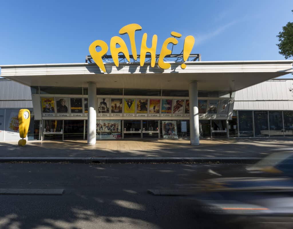 Façade extérieure du cinéma à la lumière du jour avec le logo Pathé apparent.
