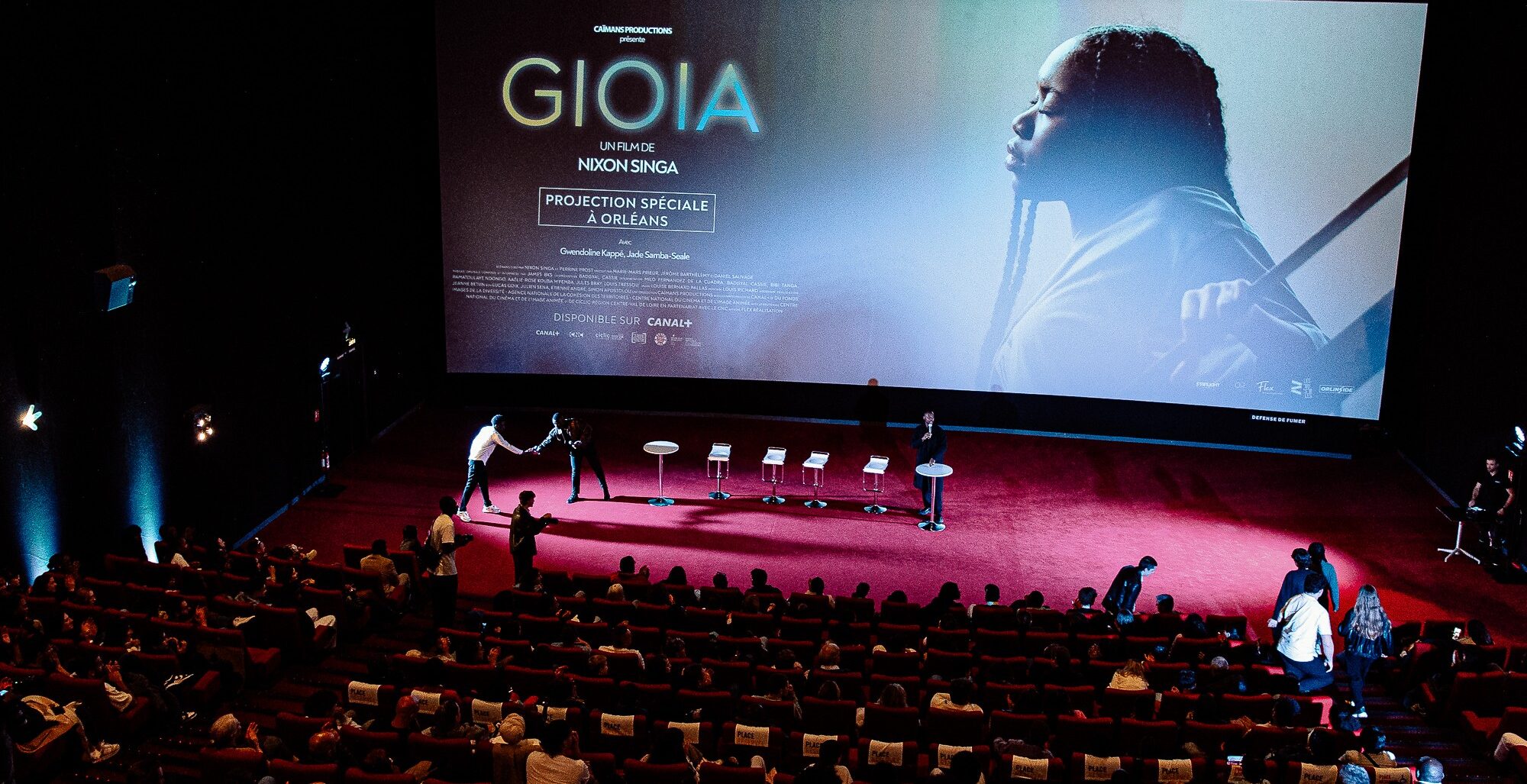 Projection privée avec une prise de parole du casting sur l'espace scénique pour un échange avec le public dans une de nos salles de cinéma.