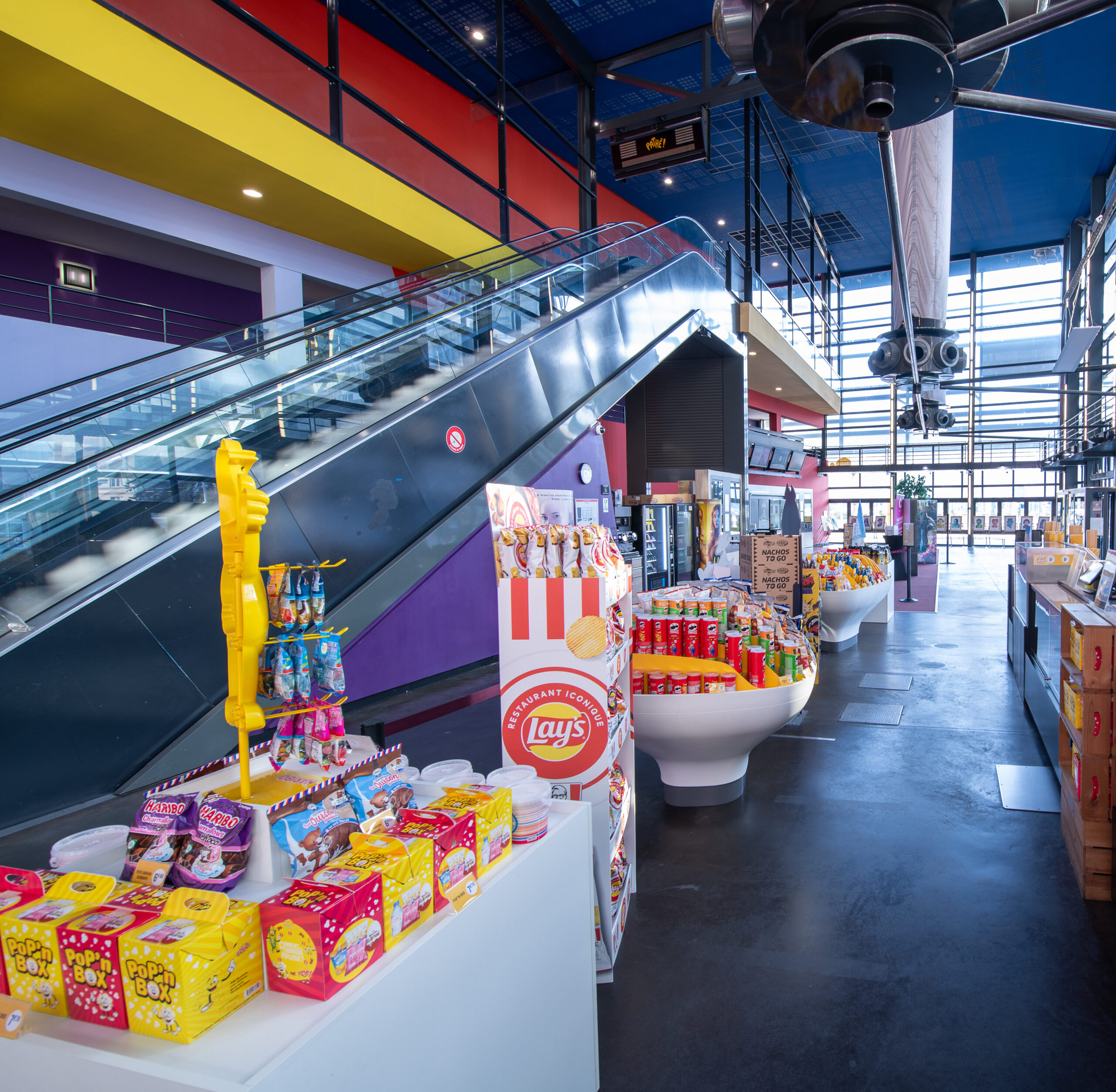 Espace confiserie avec des ilots et des distributeurs.