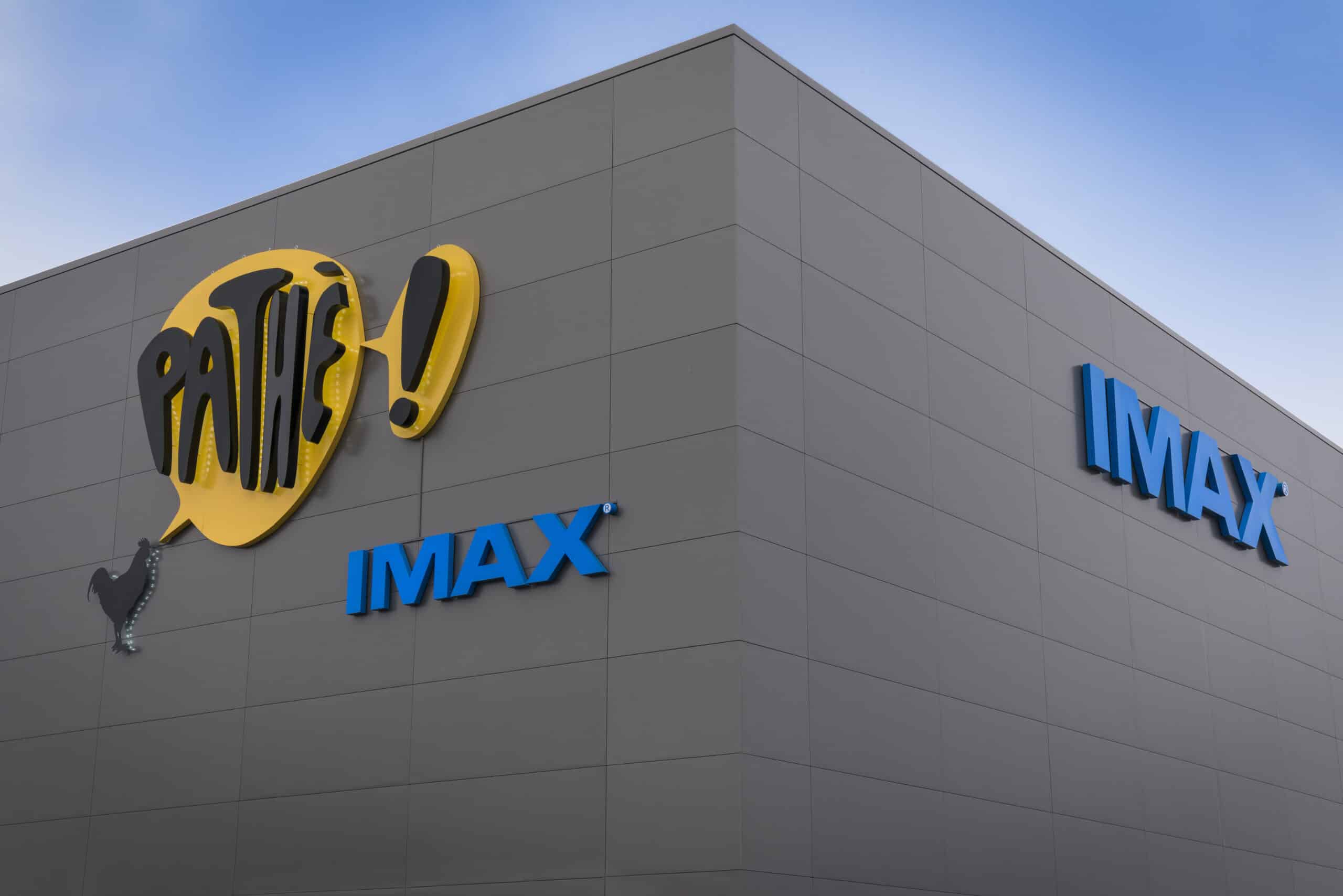 Façade extérieure du cinéma à la lumière du jour avec le logo Pathé apparent.