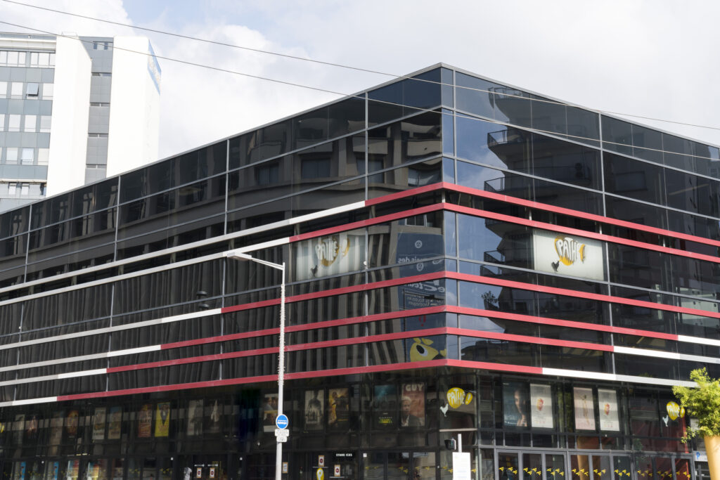 Façade extérieure du cinéma à la lumière du jour avec le logo Pathé apparent.