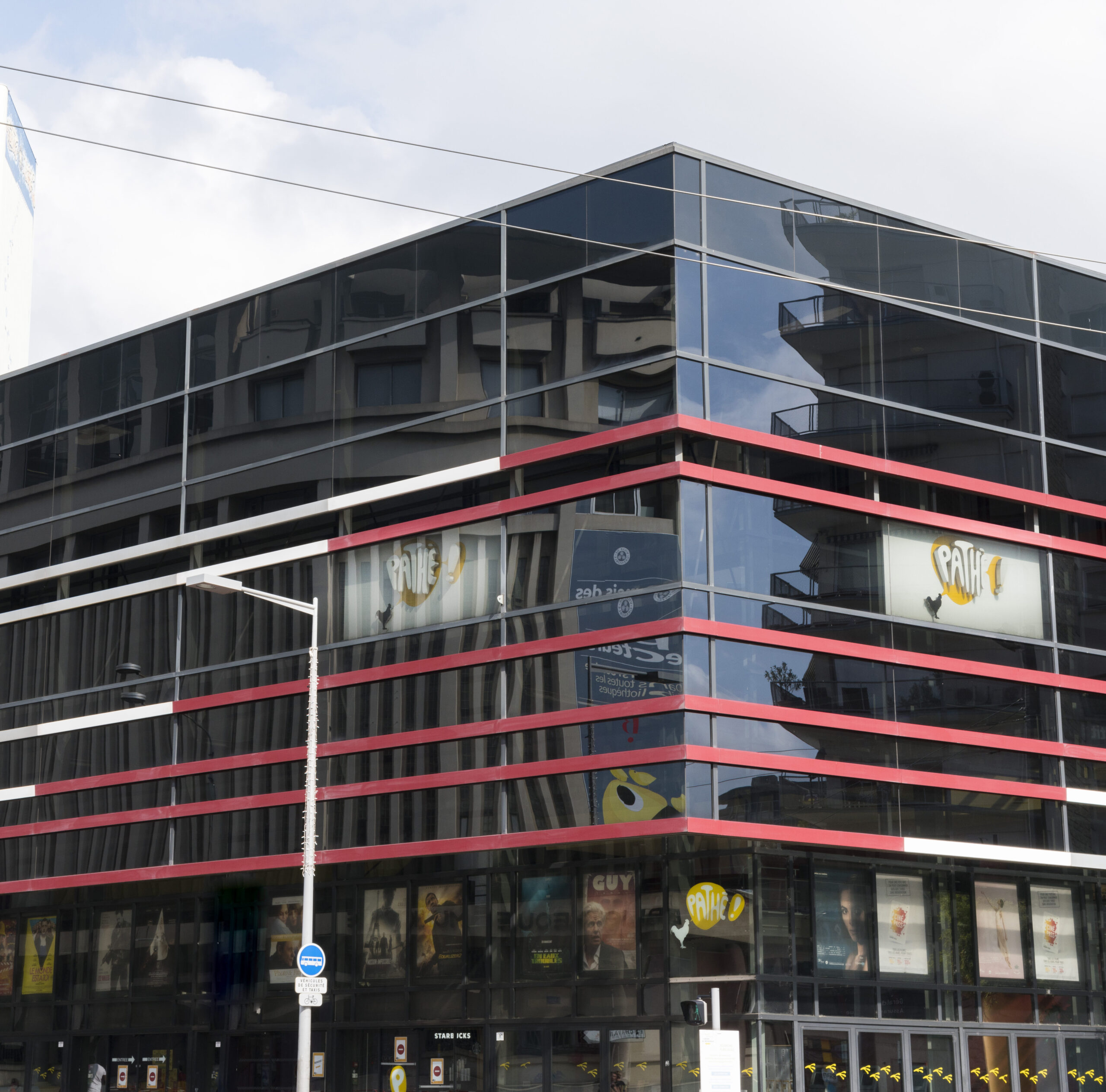 Façade extérieure du cinéma à la lumière du jour.
