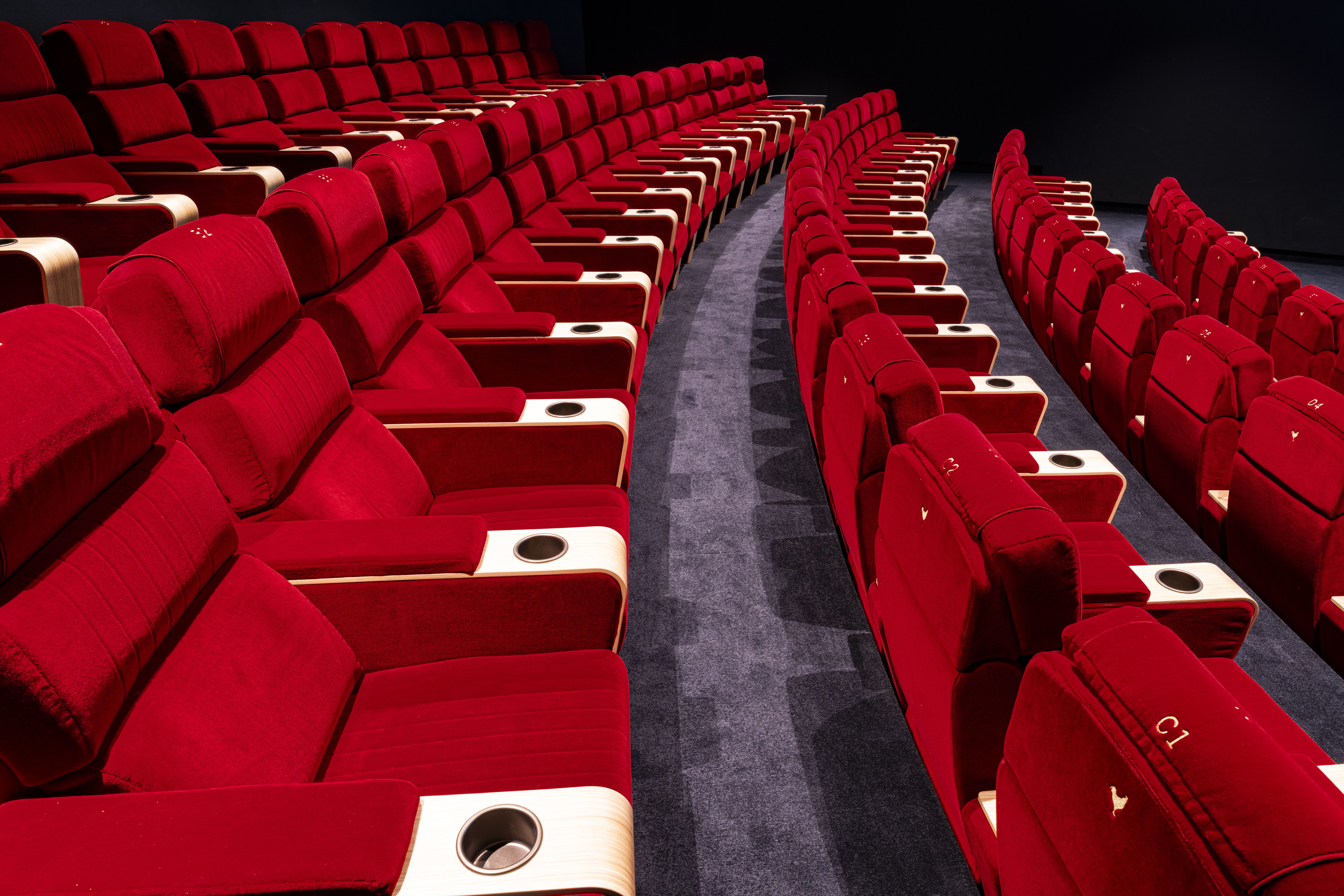 Détail du confort des fauteuils en velours rouge dans les salles de nos cinémas.