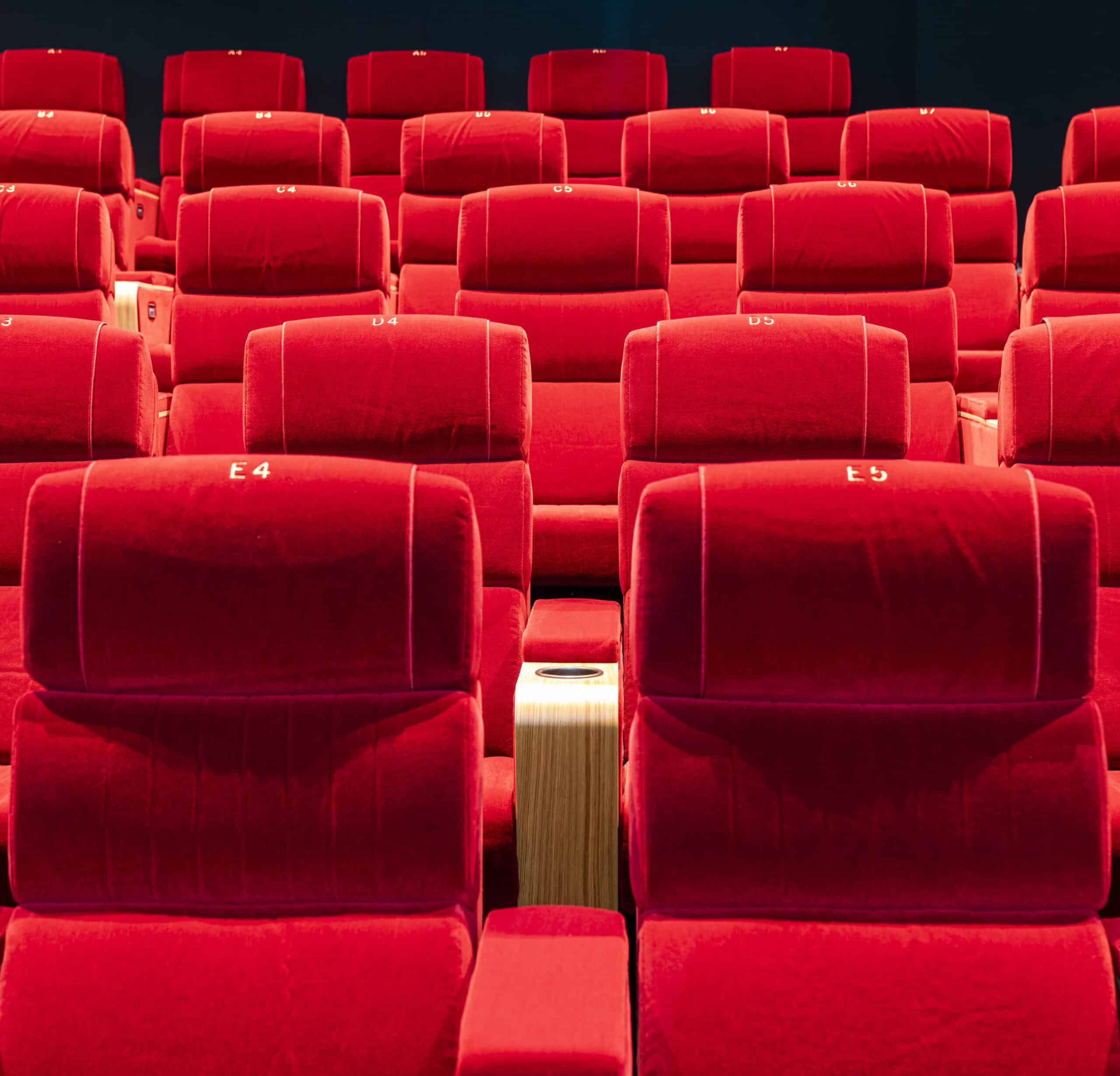 Détail du confort des fauteuils en velours rouge dans les salles de nos cinémas.