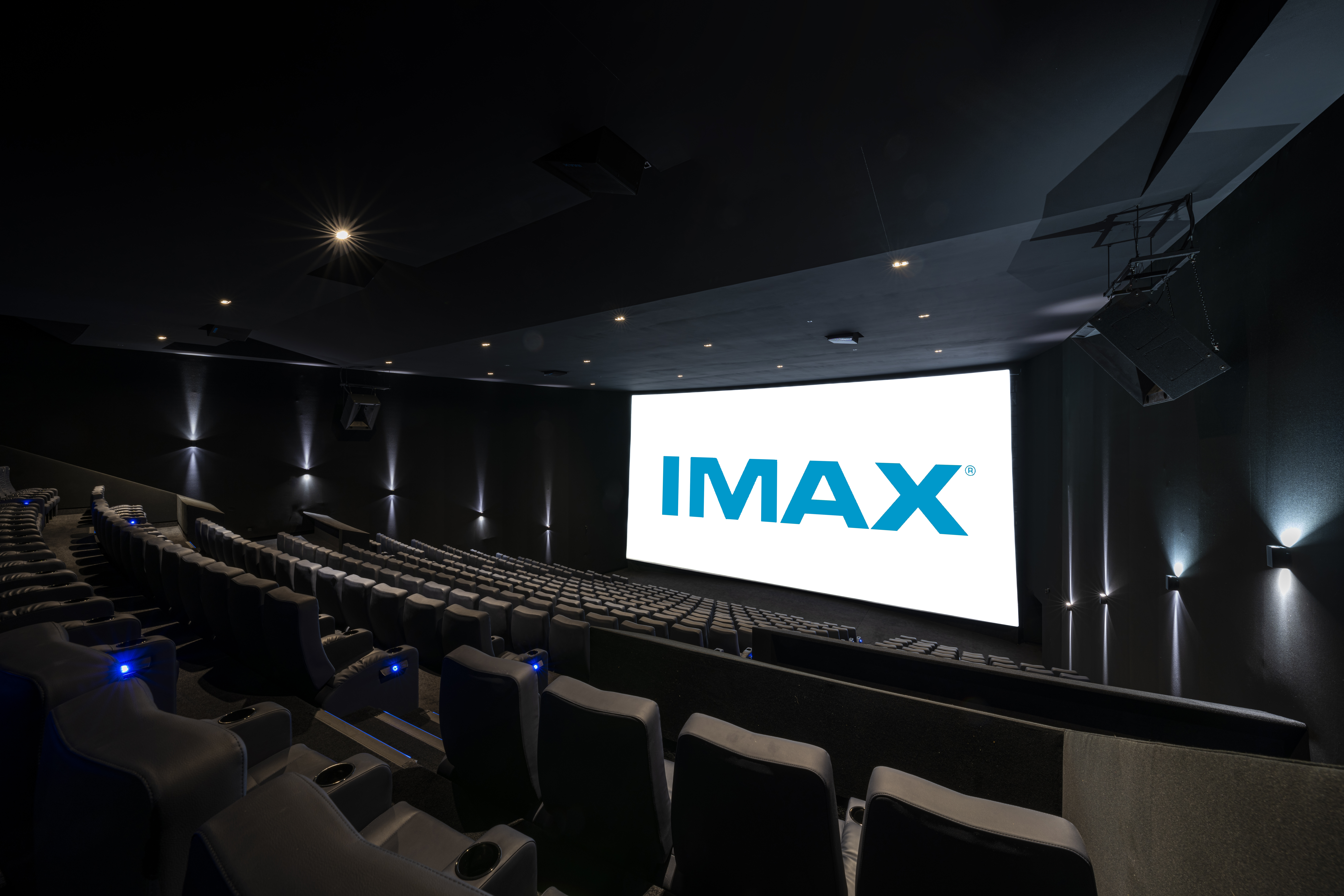Entrée de salle aux néons bleus, dotées de la technologie IMAX.