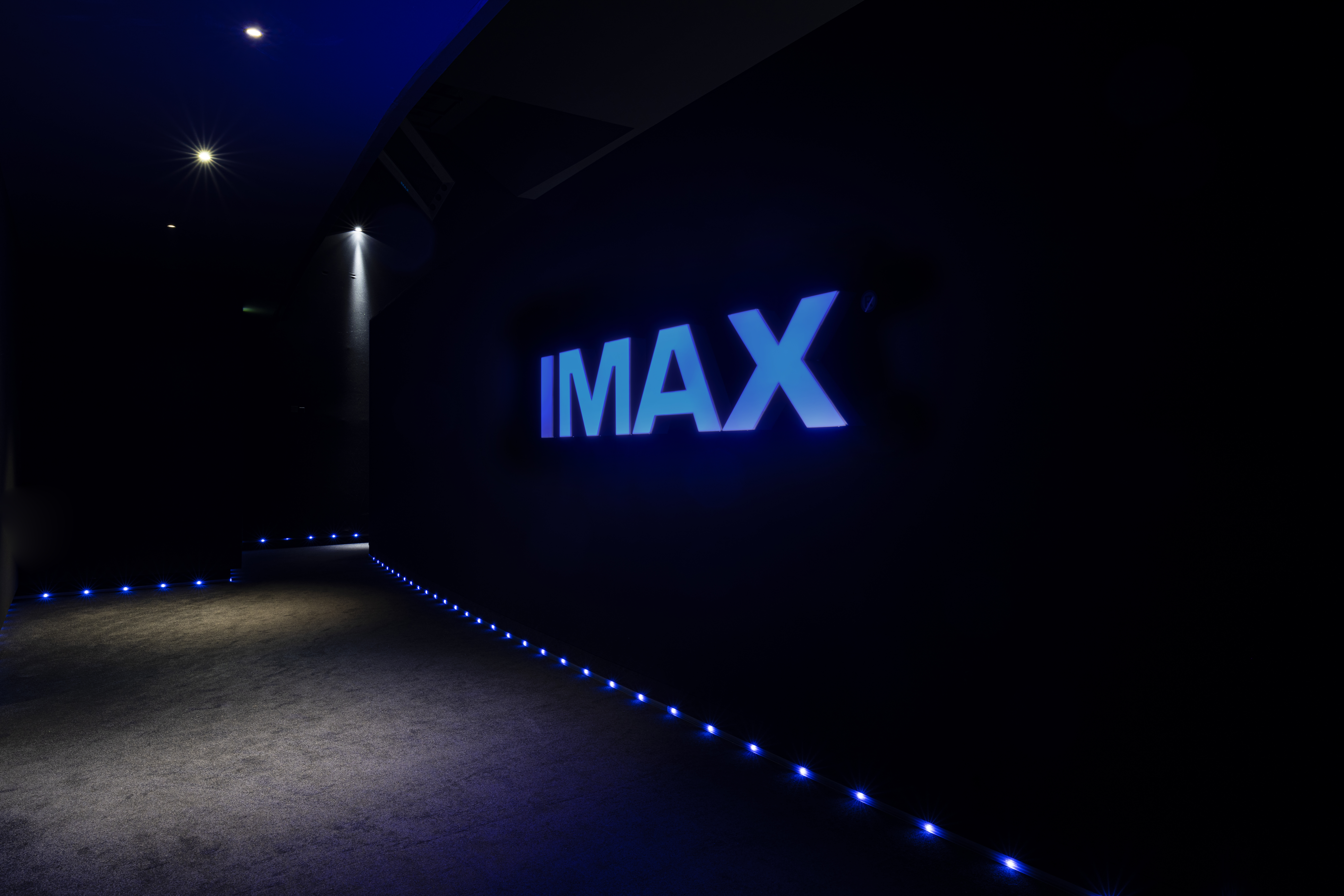 Entrée de salle aux néons bleus, dotées de la technologie IMAX.